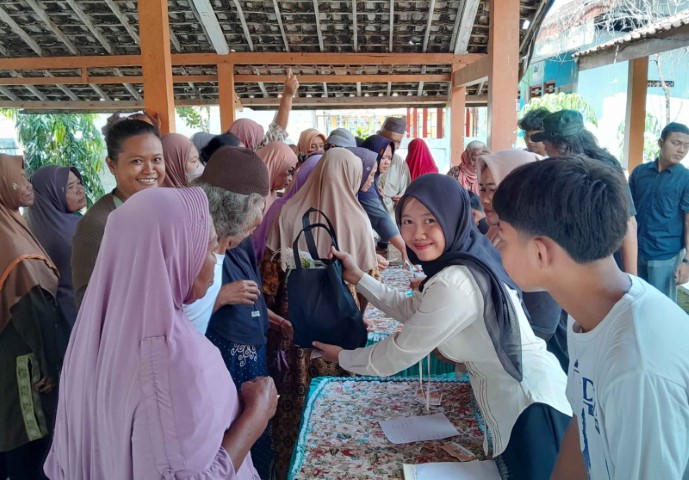 Pemuda dan Komunitas di Blora Gelar Aksi Bersih Lingkungan dan Bagikan 100 Paket Sembako