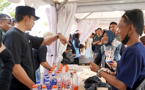 Di Tengah Deru Mesin IDS 2026, Bupati Egi Pilih Belanja di Lapak UMKM