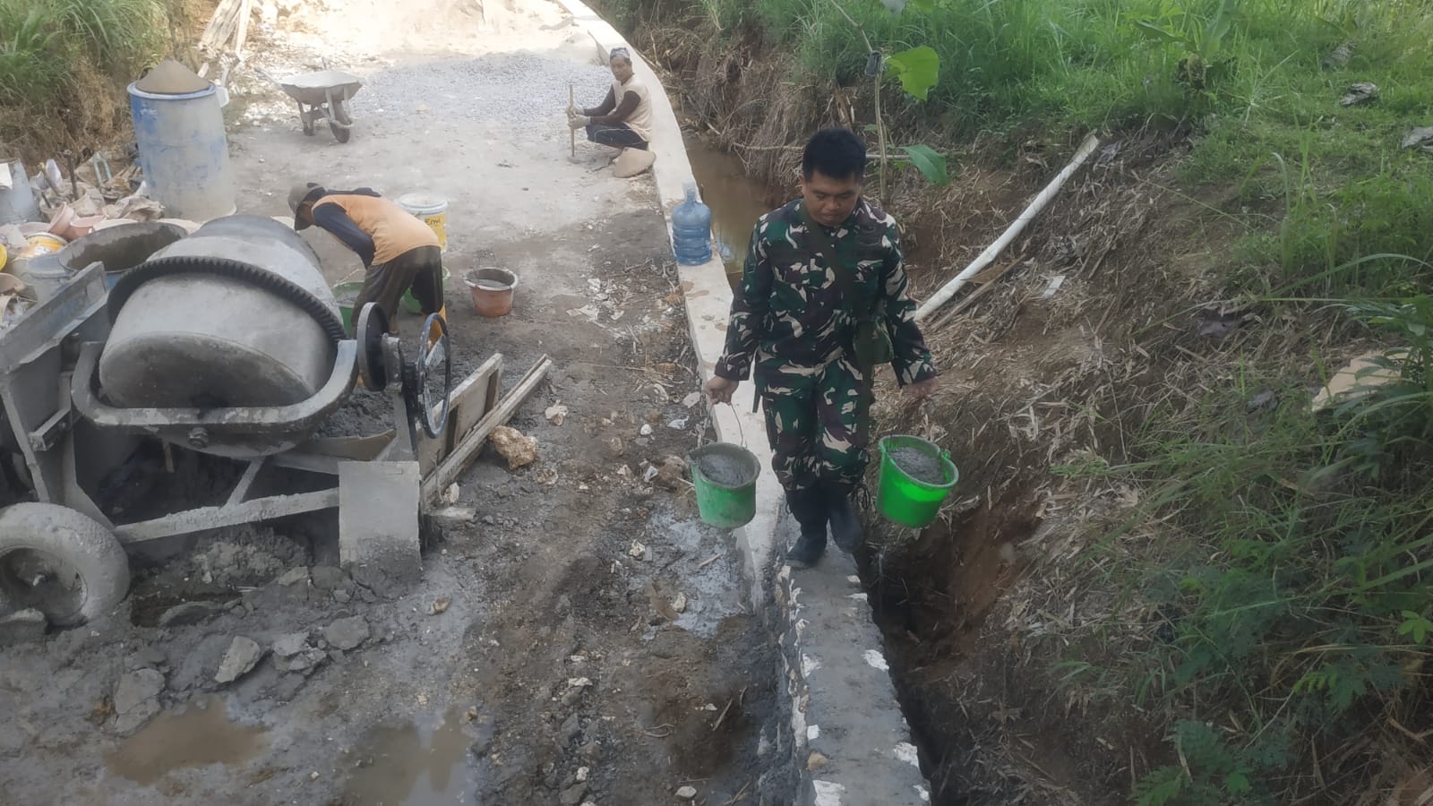 Personel TNI dan Warga Gotong Royong Pasang Besi Pembatas Jembatan Aramco di Blora
