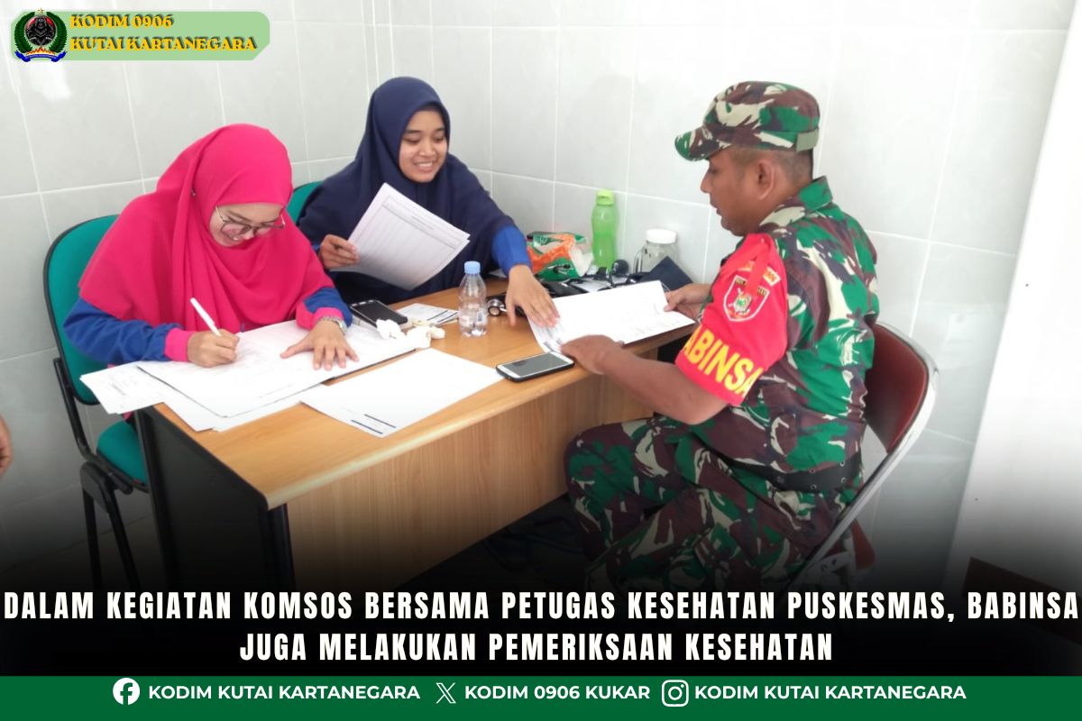 Dalam kegiatan komsos bersama petugas kesehatan Puskesmas, Babinsa juga melakukan pemeriksaan kesehatan