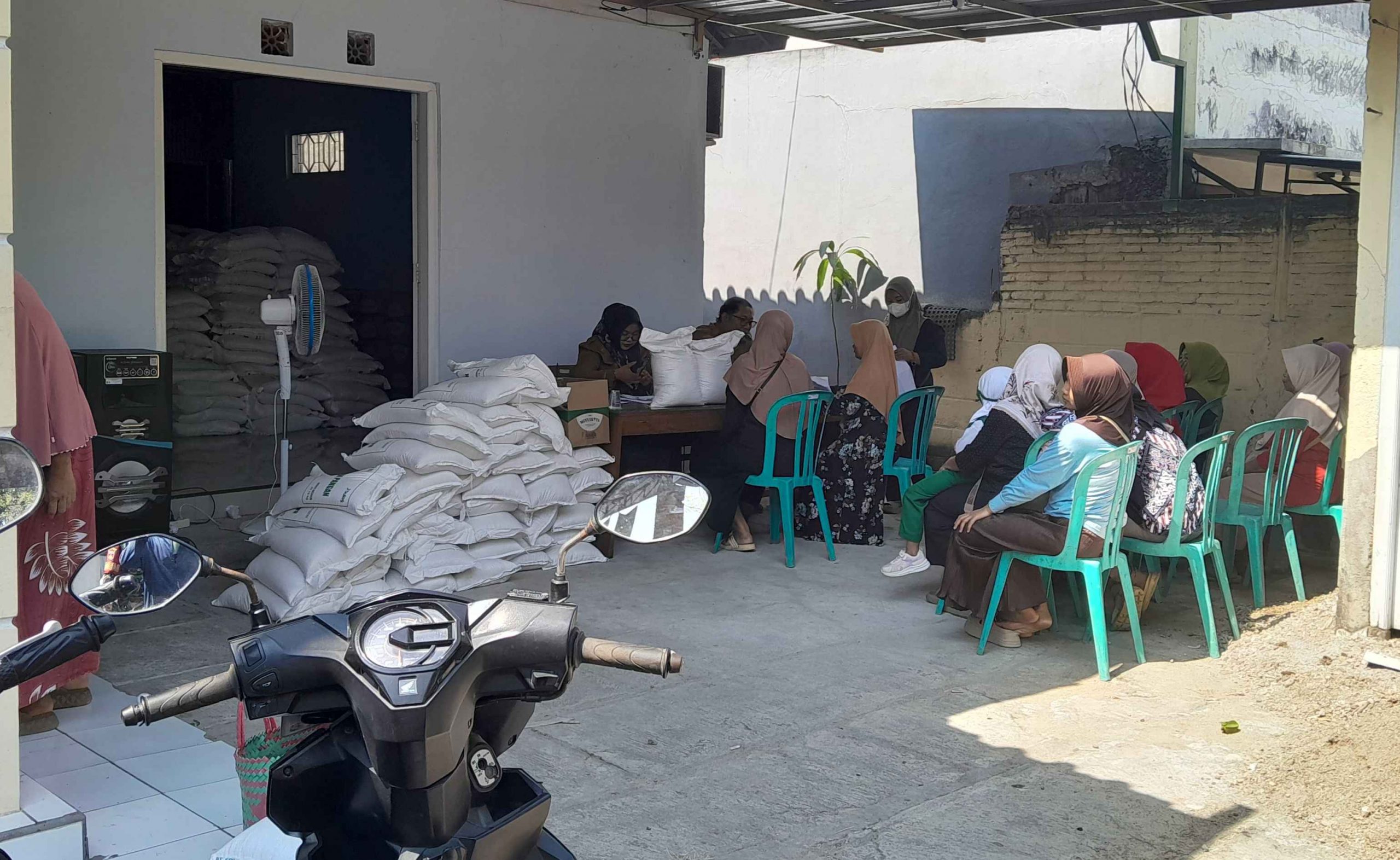 Ratusan Warga Antre Bantuan Beras di Balai Desa Sendangharjo
