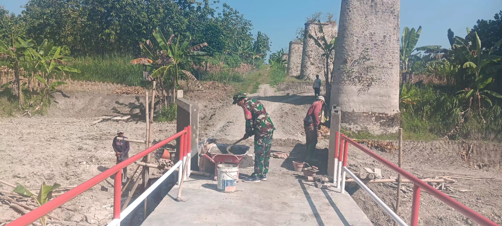 Gotong Royong TNI dan Warga Percepat Finishing Jembatan Aramco di Blora