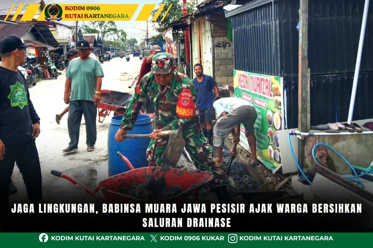 Jaga Lingkungan, Babinsa Muara Jawa Pesisir Ajak Warga Bersihkan Saluran Drainase