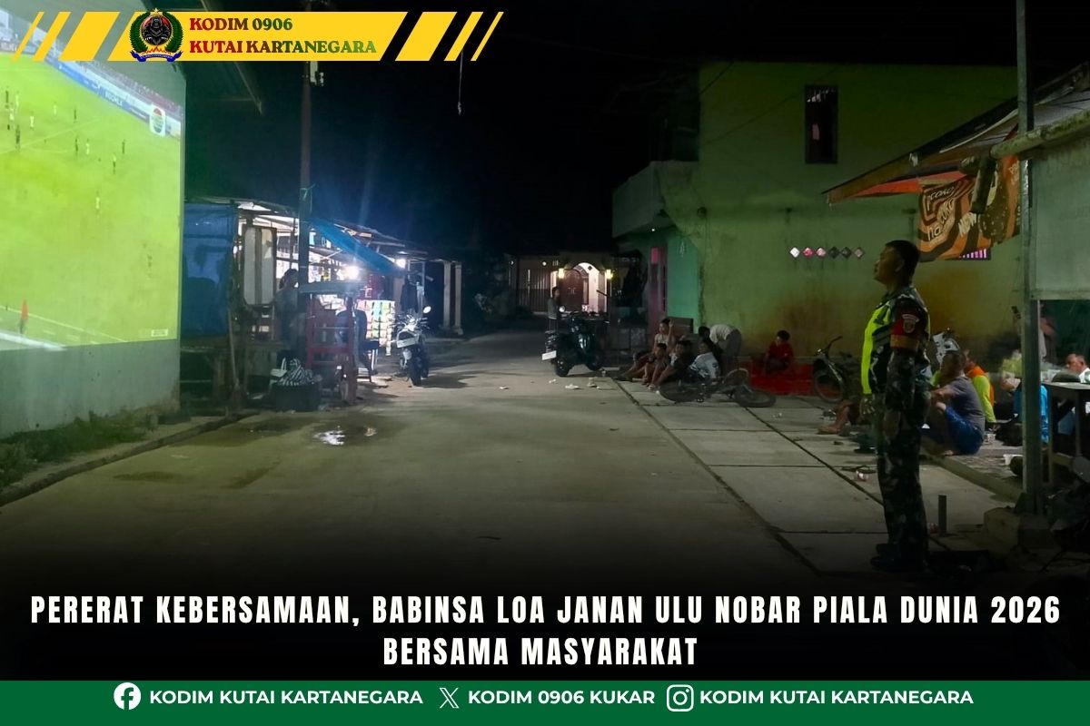 Pererat Kebersamaan, Babinsa Loa Janan Ulu Nobar Piala Dunia 2026 Bersama Masyarakat