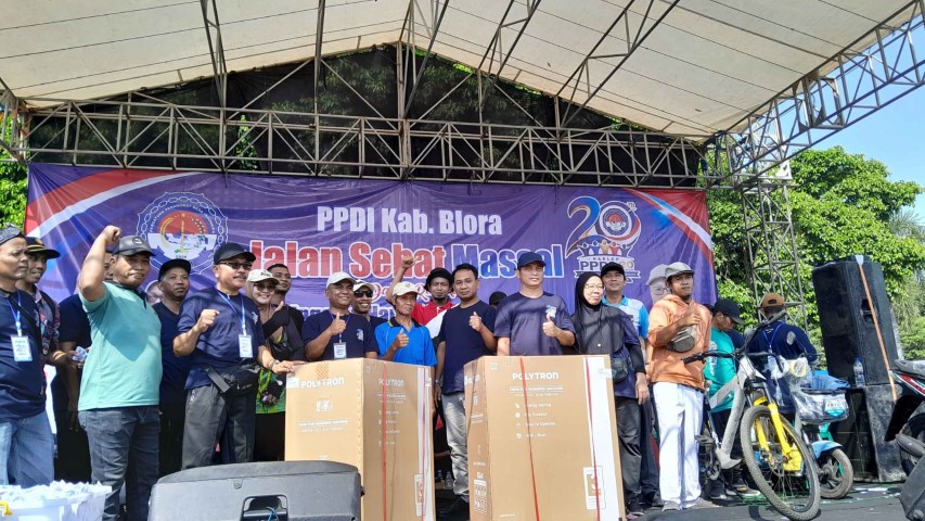Ribuan Warga Padati Alun-alun dalam Jalan Sehat Massal PPDI Blora 