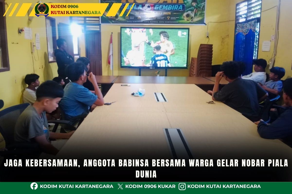 Jaga Kebersamaan, Anggota Babinsa Bersama Warga Gelar Nobar Piala Dunia