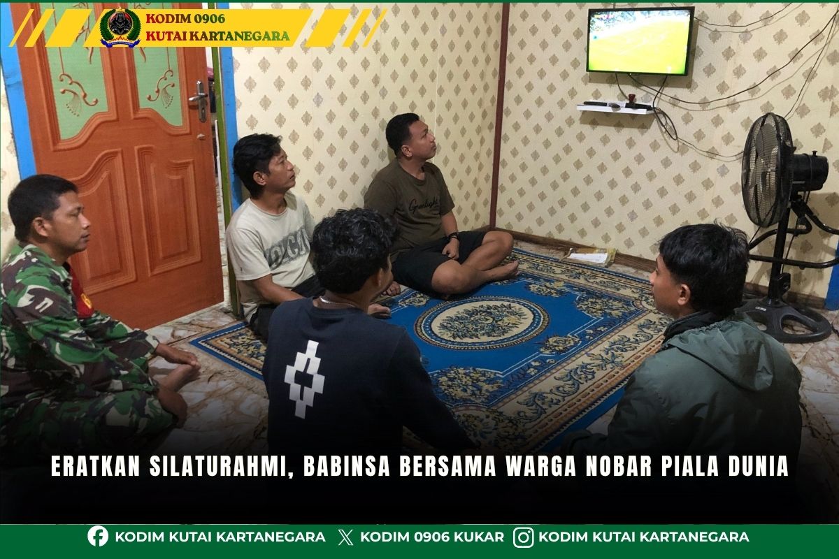 Eratkan Silaturahmi, Babinsa Bersama Warga Nobar Piala Dunia