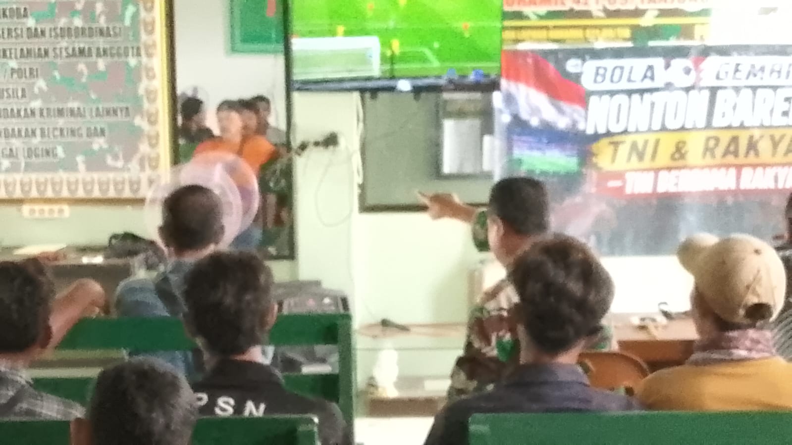 Koramil 421-09/Tanjung Bintang Gelar Nobar Gembira,Suasana Kebersamaan Dengan Penuh Keceriaan
