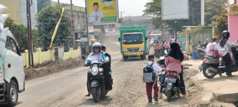 Debu Bikin Sesak, Warga Sidomulyo Desak Rekanan Perhatikan Kesehatan dan Keselamatan Pengguna Jalan