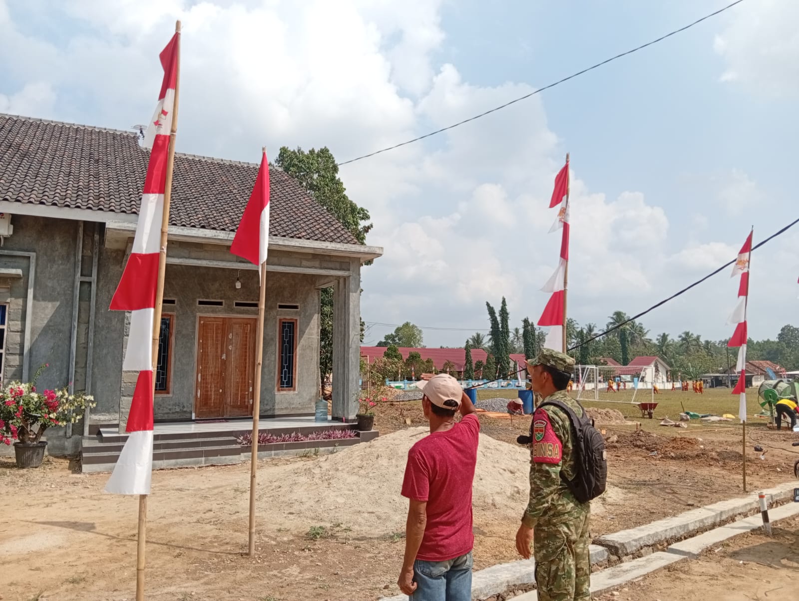 Koramil 421-09/Tanjung Bintang Ajak Masyarakat Kibarkan Bendera Merah Putih,Wujudkan Semangat HUT RI Ke-81