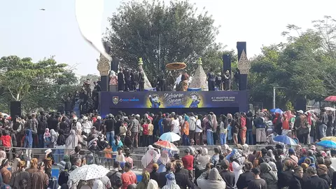 NGALAB Berkah, Ribuan Warga Boyolali Berebut Ribuan Apem Keong Emas