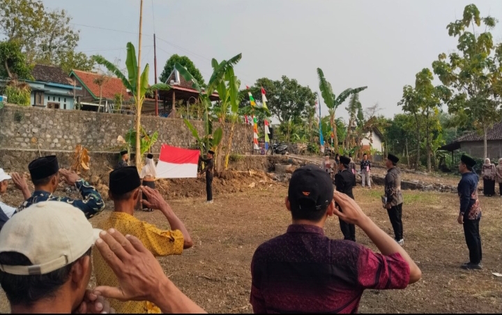 Merawat Nasionalisme dari Lereng Gunung Dakim, Karangtaruna Rukun Muda Kembangsawit Tempursari Sambi Menggelar Upacara Bendera HUT RI ke-81