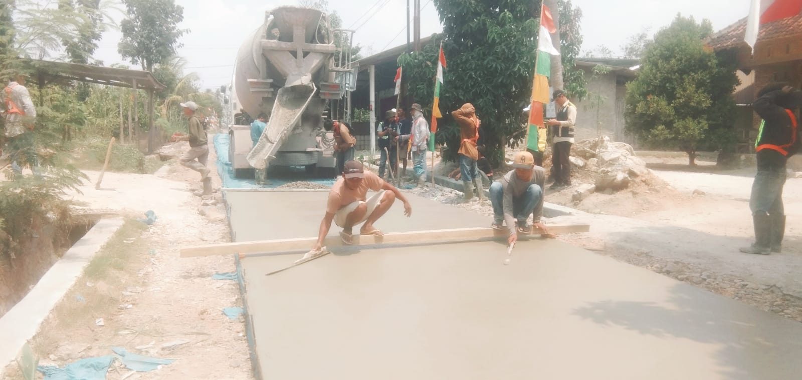 Jalan Dibangun,Warga Desa Marga Kaya Ucapkan Terimakasih Kepada Bupati Lampung Selatan Radityo Egi Pratama