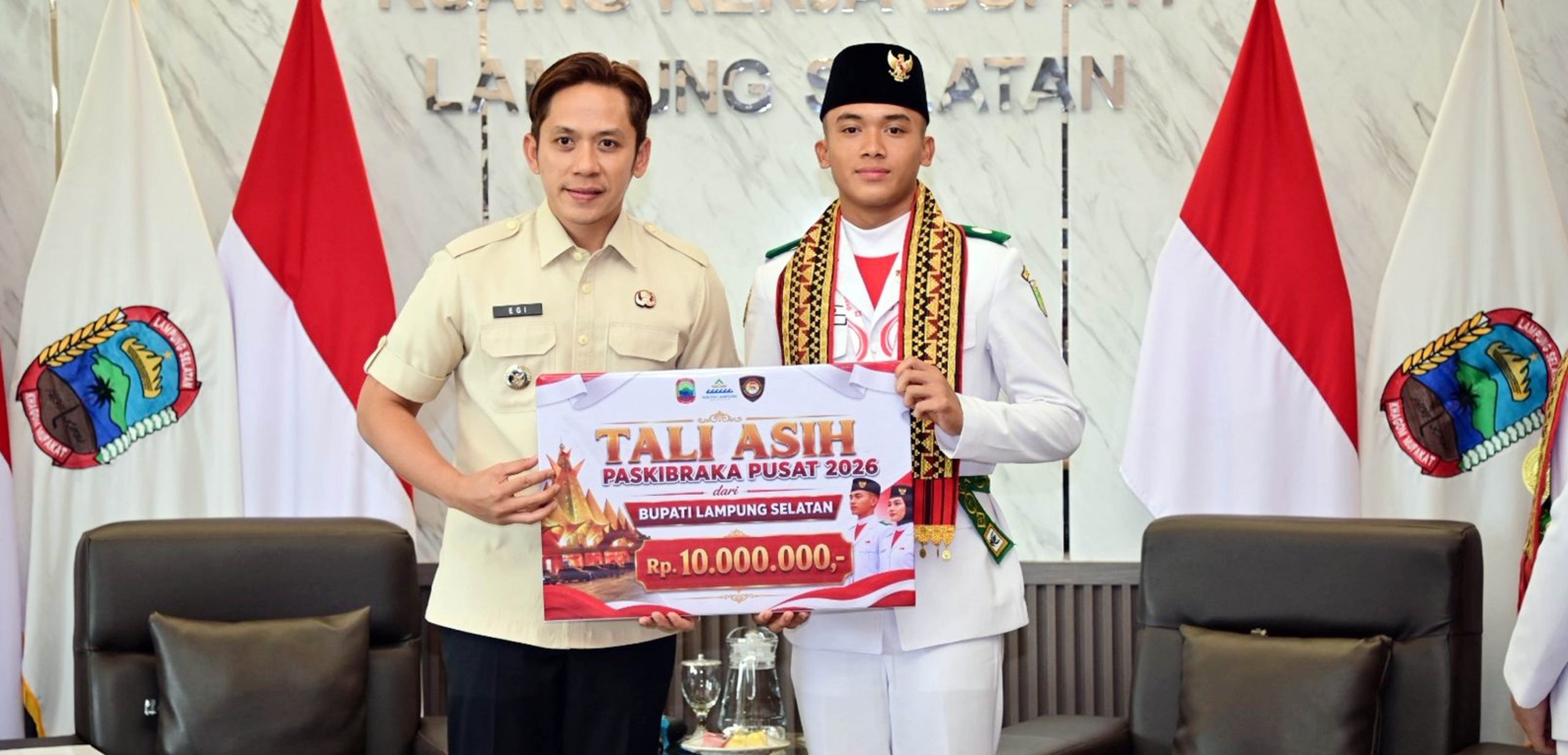 Kerja Keras Berbuah Manis, Dua Paskibraka Nasional Lamsel Dapat Tiket Umrah dari Bupati Egi