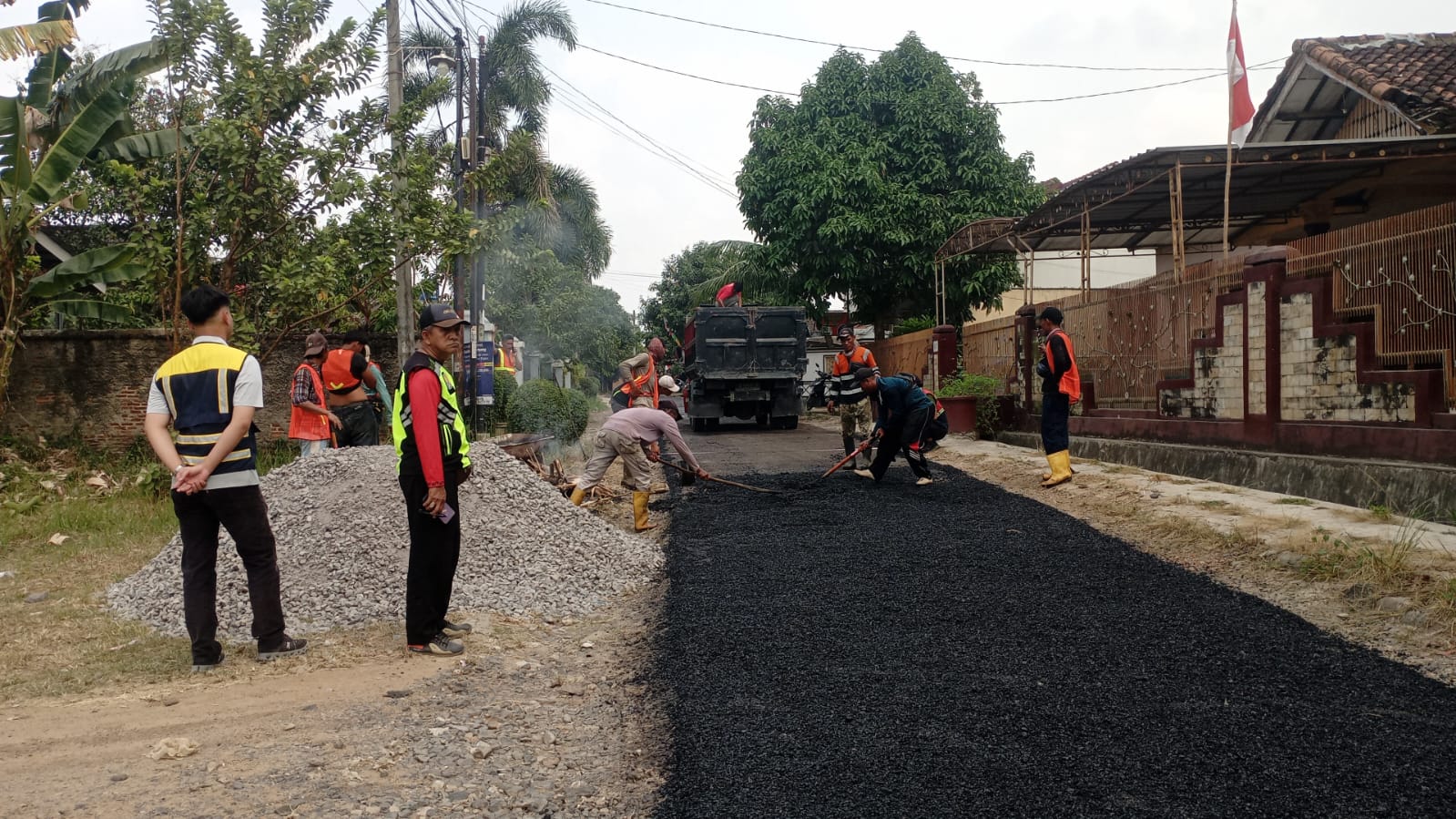 Pembangunan Jalan Hot Mix Asphalt Pulau Panggung-Swadaya Way Huwi Jati Agung Selesai Dikerjakan
