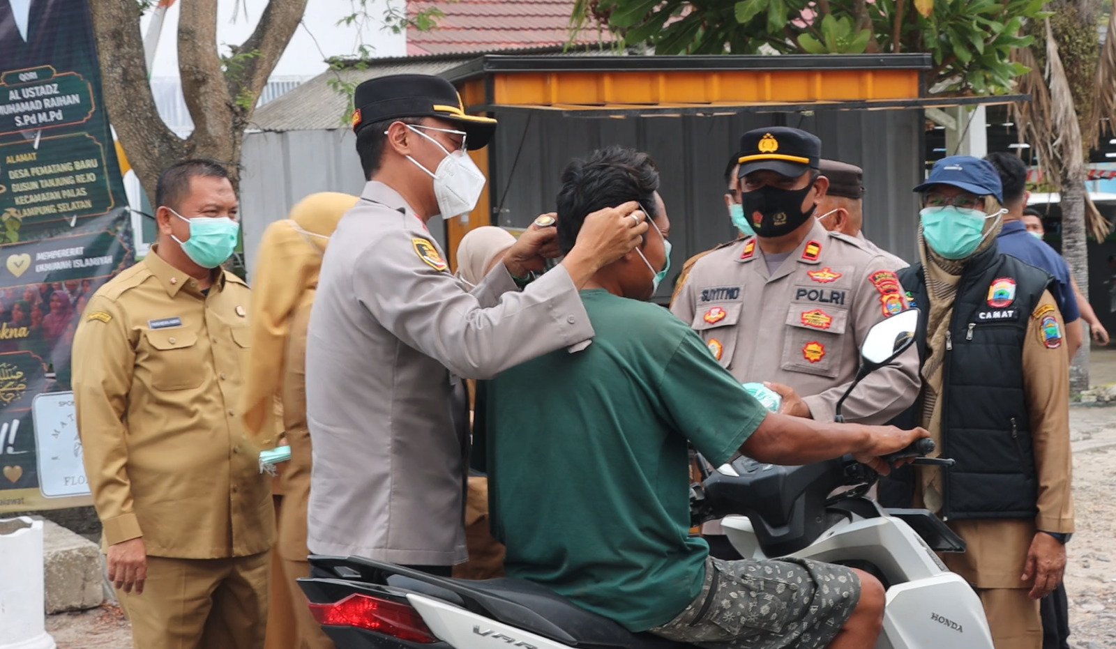 Kapolres AKBP Deddy Tinjau Dampak Erupsi Gunung Anak Krakatau,Bagikan Masker Kepada Warga Palas