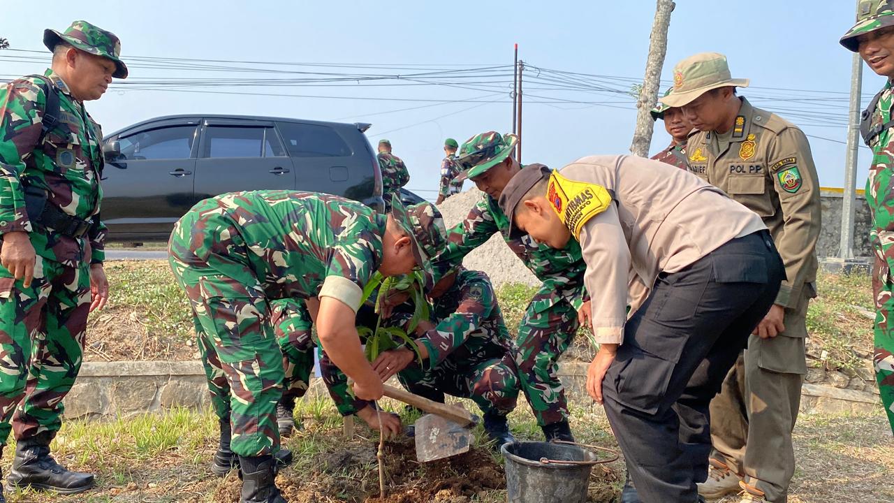 Kodim 0721/Blora Tanam 1.000 Pohon di Embung Sendangsari Peringati HUT TNI ke-81