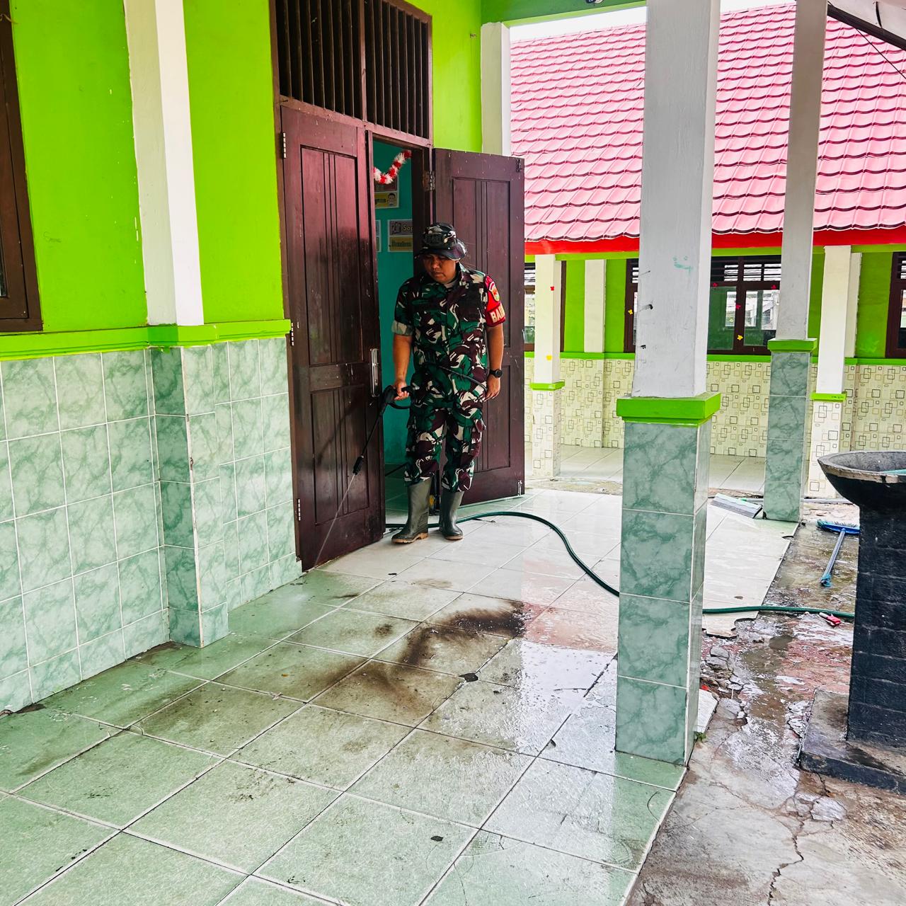Babinsa Koramil 421-09/Tjb Bersihkan Abu Vulkanik Di SMPN 3 Jati Agung