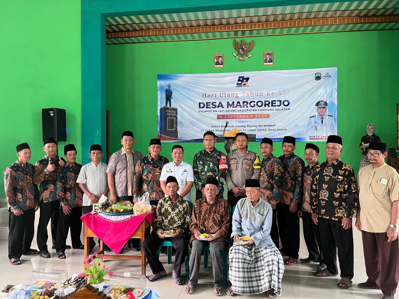 Hari Jadi Desa Margorejo Ke 57 Tahun Berikan Cindera Mata Kepada Para Perintis Desa