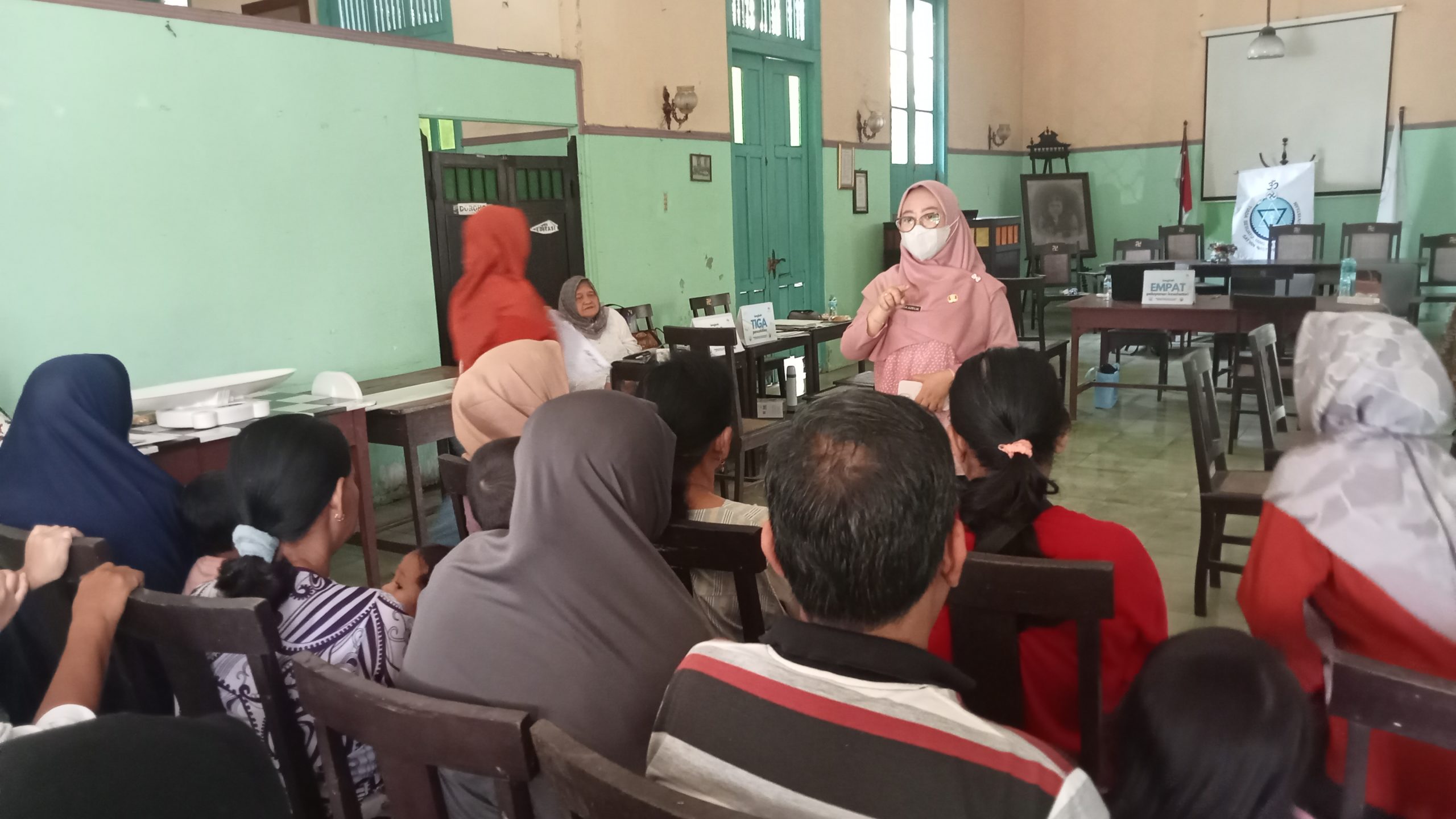 Tingkatkan Kesehatan Masyarakat, Kader PKK Selenggarakan Posyandu di Aula Perwathin
