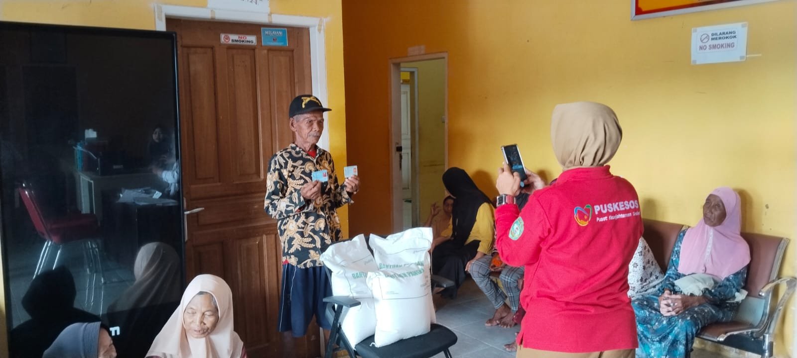 Pastikan Penyaluran Tepat Sasaran, Babinsa Dampingi Pembagian Bantuan Beras