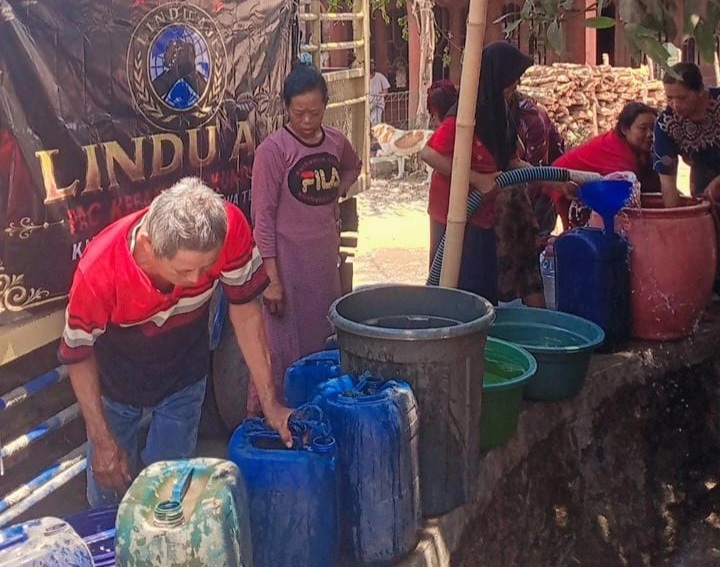 Lindu Aji Kunduran Bersama Dua Anggota DPRD Blora dari PKB Gelar Dropping Air Bersih