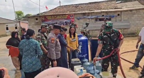 GERAK CEPAT TNI-POLRI DAN DAMKAR, SALURKAN AIR BERSIH MENGALIR UNTUK WARGA DESA SERDANG