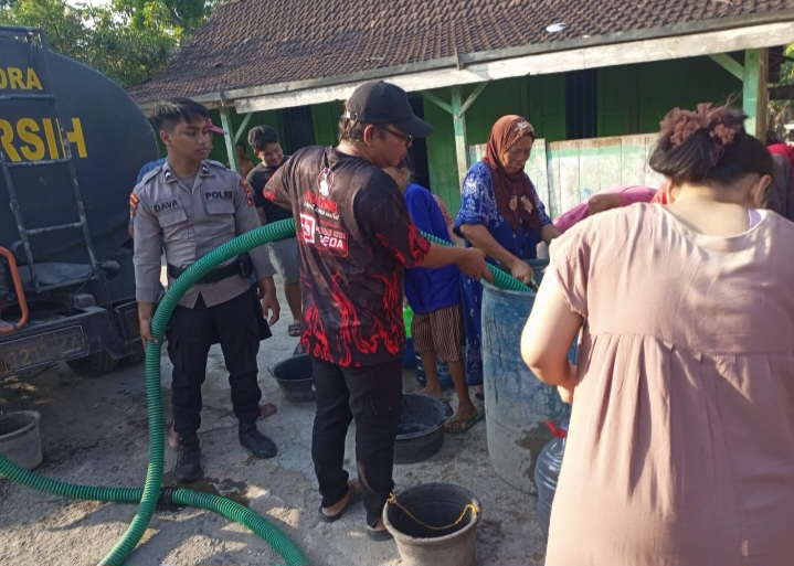 Polri Bersama Masyarakat Bantuan Air Bersih, Polres Blora Tuai Apresiasi Warga Tempurejo