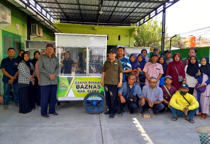 BAZNAS Blora Salurkan Bantuan Gerobak Usaha dan Modal Ekonomi bagi Warga