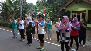 ibu-ibu latihan gerak jalan