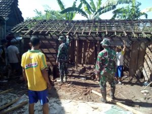 Bersama Baznas, Koramil Tambakromo Bedah Rumah Warga Karangwono