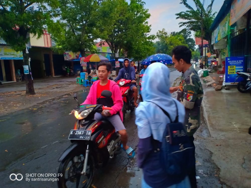 Sambut Berkah Ramadhan, GP Ansor dan IPNU IPPNU Tambakromo Bagi Takjil Kepada Pengguna Jalan