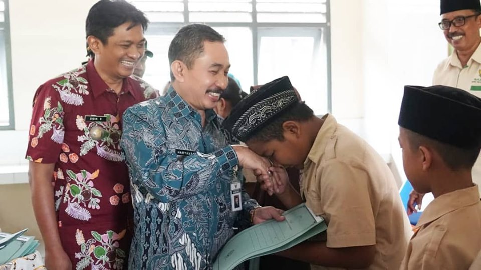 Bupati Serahkan Bantuan Pendidikan dari Baznas Untuk 43 Sekolahan Di Pati