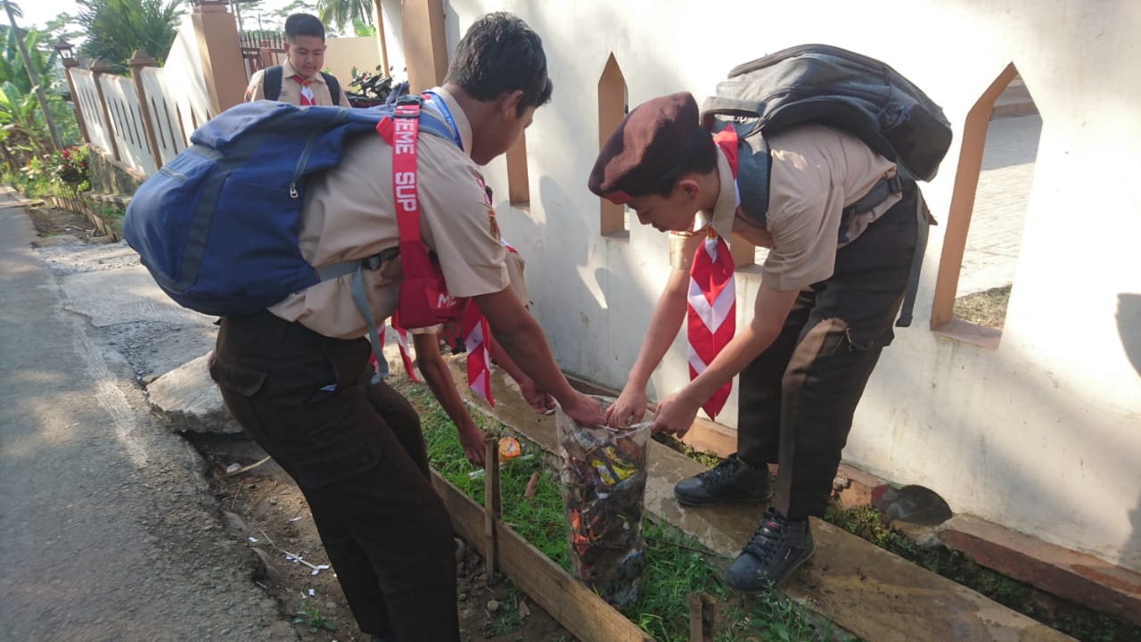 Penggalang SMP N 3 Kedungbanteng Adakan Gerakan Kebersihan