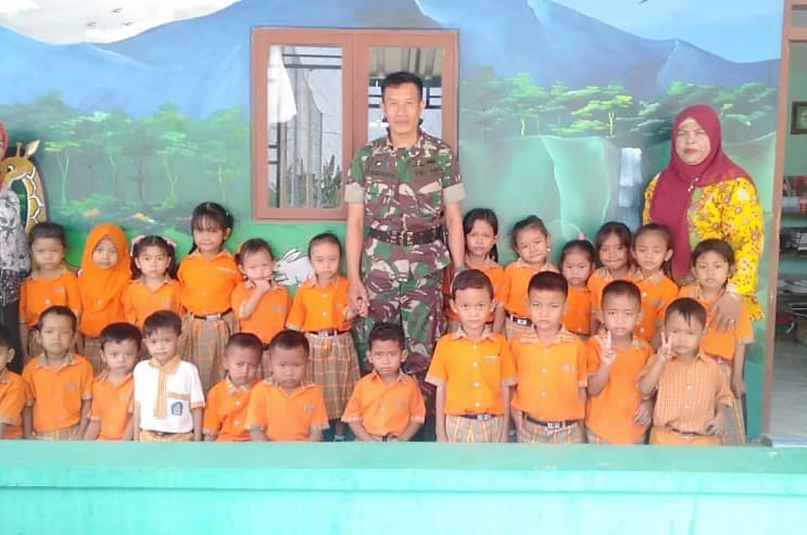 Siswa TK Pertiwi Desa Ngastorejo Idolakan TNI