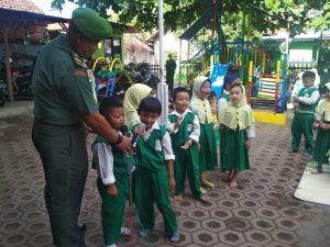Tanamkan Jiwa Patriotisme Sedak Dini, Koramil Pati Sambangi TK Aisyiyah 02 Pati