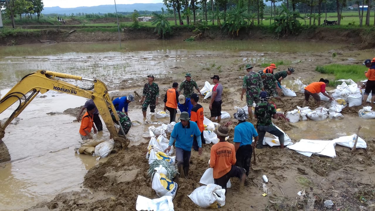 Danramil 20Tambakromo Pimpin Kerja Bhakti Perbaikan Tanggul Jebol Di Desa Tambahagung