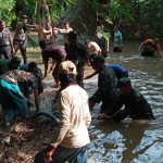 Koramil 04 Kayen Gelar Kerja Bakti Pemebersihan Sungai Karanggeneng Desa Sumbersari