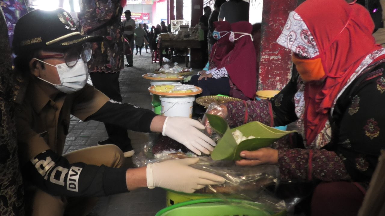 Bupati Husein Beserta Istri Belanja di Pasar Wage
